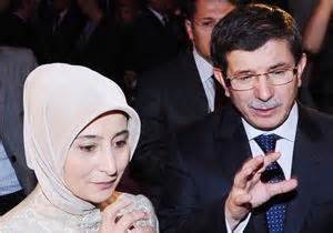 Evliği boyunca eşi ahmet davutoğlu'nu bir kez öfkeli gördüğünü söyleyen sare davutoğlu o da i̇srail'in mavi marmara saldırısından sonra bm'de konuşma yaparken dedi. Davutoğlu nun eşi Pakistan da çalışacak