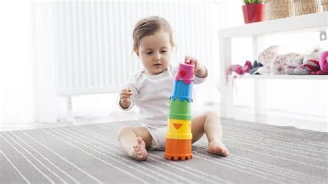 Perkembangan bayi 6 bulan secara fisik. Mainan yang Baik untuk Perkembangan Bayi 0 - 12 Bulan