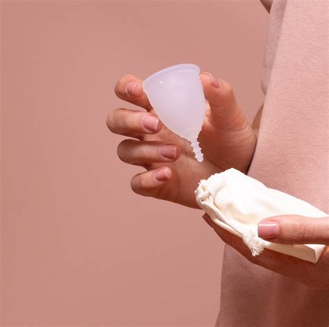 Its purpose is to collect menstrual fluid (blood from uterine lining). How To Insert & Remove a Menstrual Cup - Life of an Earth ...