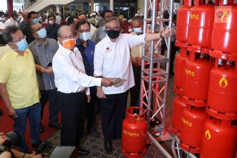 Sarawak ve sabah'ın petrol ve gaz hakları 13 mayıs olayından sonra federal hükümete yenildi. Gas LPG Petros Dilancarkan - RAKAN Sarawak