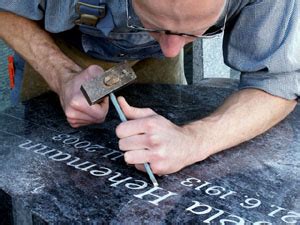 Wann kann man einen grabstein setzen? Leistungen - Richter Grabmale - Grablampen - Steinmetzarbeiten