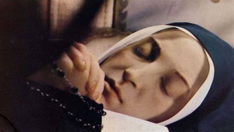 Si trova nel monastero delle clarisse di bologna, senza alcuna maschera, seduta. Il corpo incorrotto di Santa Bernadette è un mistero per ...