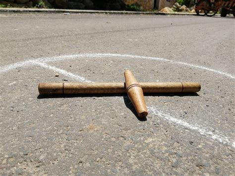 El juego consiste en que el jugador lanza una piedra plana (también sirve una chapa o un trozo de teja) a la casilla 1 y tiene que. JUEGOS TRADICIONALES MEXICANOS Y SUS REGLAS, descúbrelos