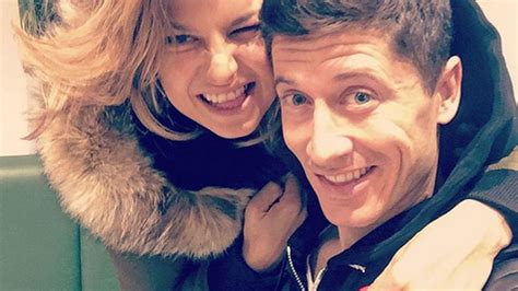 2013 hat robert lewandowski frau anna lewandowska geheiratet. Bayern-Star Lewandowski: Liebes-Auszeit mit schöner Frau ...