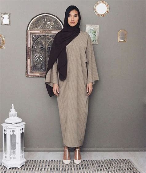 Daun bunga berbentuk malai, mahkota bunga bentuk corong dan warna merah serta kelopak berdaun lekat. 8 Inspirasi Tren Warna Baju Lebaran Serba Cokelat - Womantalk