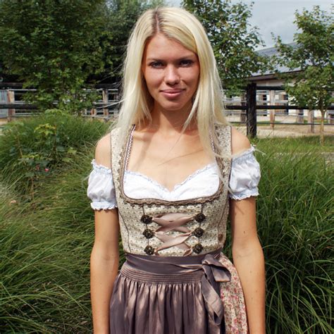 Mandy und jasmin am see gefickt. dirndl schlampen
