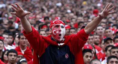 29 haziran 2002 tarihinde, daegu dünya kupası stadyumu'nda yapılan maçta hakemimiz kuveyt'li hakem maçı 60 bini aşkın seyirci izlemiştir. Futbol ve Müzik ::: Hayatın İki Yarısı: Şubat 19