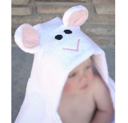 The adorable, lamb face design with charming little ears will make you want to snap a photo every time, just to capture the cuteness! Tutorial: Lamb hooded towel - Sewing