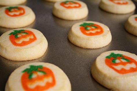 Cut cookies with a cutter dipped in flour or powdered sugar. Pin by Mars Ramlogs on IN MY TUMMY | Pillsbury halloween ...