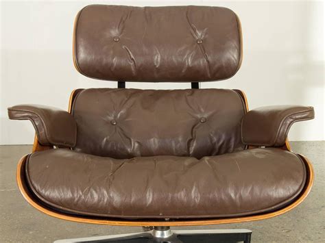 With the brown and antique brown eames lounge chair color options, there are many decorating opportunities for your room. Brown Leather Eames 670 Rosewood Lounge Chair at 1stdibs