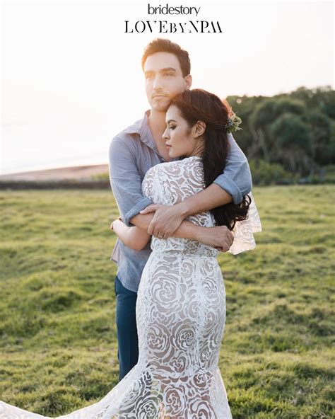 Dengan saling berpandangan tanpa berpelukan dengan latar cahaya matahari dipadu dengan pohon. Ide Populer Untuk Contoh Foto Prewed Muslim | Gallery Pre ...