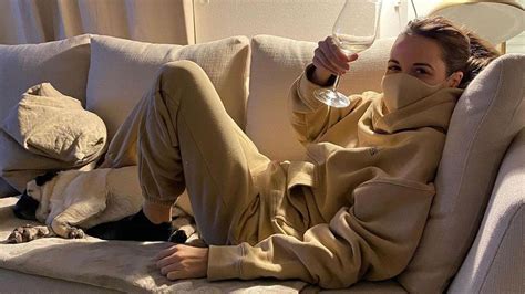 Nur fuer ladys postet mandy capristo zu diesen stylischen. Mandy Capristo witzelt über "The Masked Singer ...