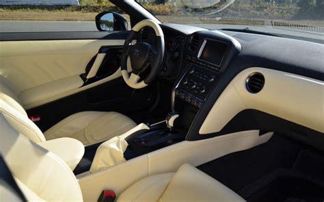 This car has received 4.5 stars out of 5 in user ratings. Nissan GT-R 2015 Premium Interior