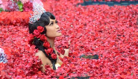 Salah satunya adalah ingin mandi kembang di kediaman orang tuanya untuk buang sial. Jupe Mandi Kembang, Buang Sial Sebelum Menikah - Seleb ...