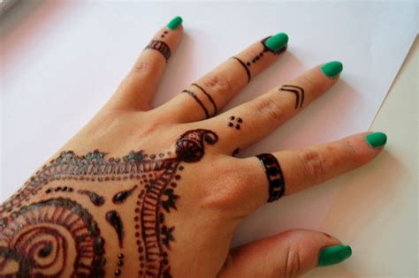 Watching a henna tattoo being created can be mesmerizing. Gallerphot: henna tattoos selber machen