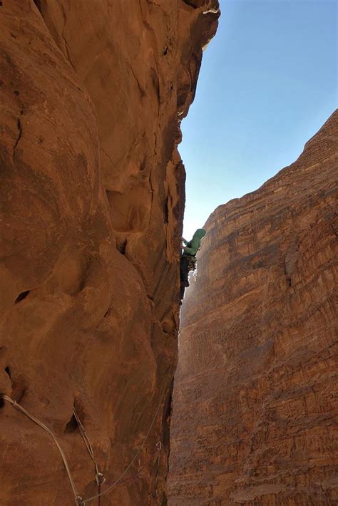 Al thalamya est une des plus belles et des plus complexes voies bédouines. Stage Escalade Jordanie Wadi Rum