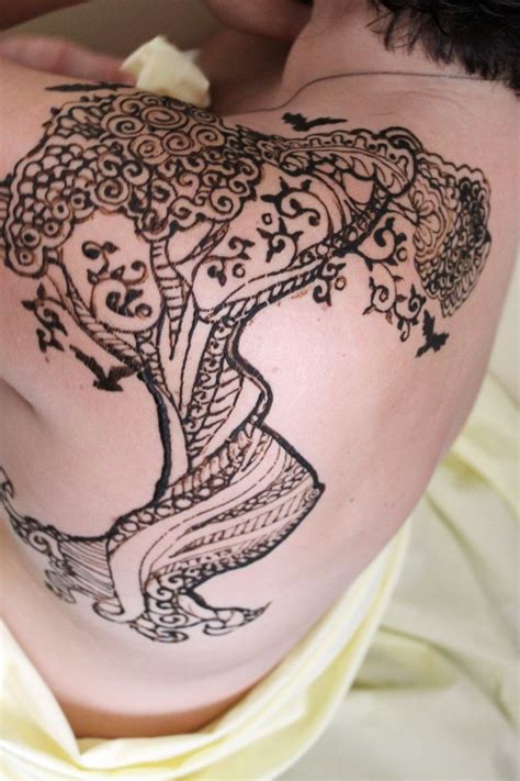 As it dries, it stains the skin where it is applied. henna tree - Google Search | Henna body art, Body art ...