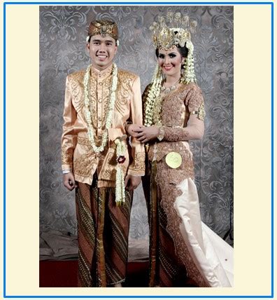 Pakaian adat sunda tak hanya dibedakan berdasarkan kasta penggunanya saja, tapi ada juga pakaian yang dibedakan berdasarkan acaranya, seperti pakaian pengantin atau untuk menghadiri acara resmi. Gambar Pakaian Adat Sunda Dan Penjelasannya