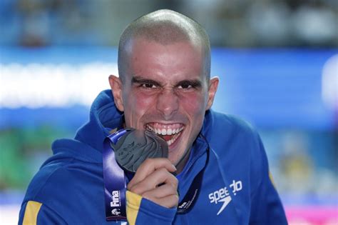 In the 50 metre freestyle, he won 3 medals in a row at the world championships in 2015, 2017 and 2019 (2 silver and 1 bronze), in addition to having won silver in the 4 x 100 metre freestyle relay in 2017. Bruno Fratus conquista a medalha de prata nos 50 metros ...