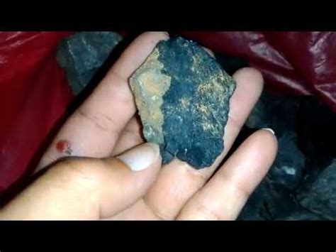 Tanahnya mengandung mineral sulfida yang tinggi. Jenis Batuan Hitam Mengandung Emas || Hitam Dan Rapuh. - YouTube