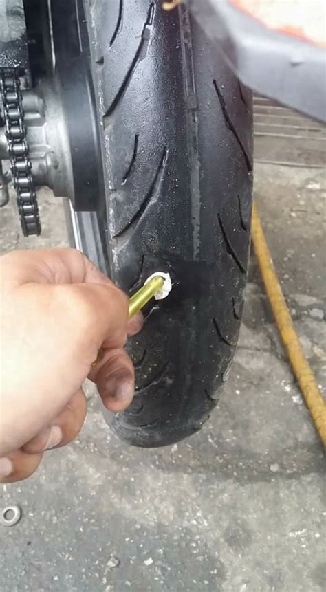 Proses untuk tampal bahagian dalam tayar yang bocor mengambil masa sekitar 45 minit. Rupanya Boleh Tampal Guna Gula-Gula Getah, Jika Alami ...