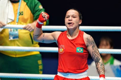 Deus do céu o que foi que aconteceu na minha vida mesmo achando que eu tava bem resolvida ela apareceu. JMM: Brasil conquista primeira medalha no boxe com Bia ...