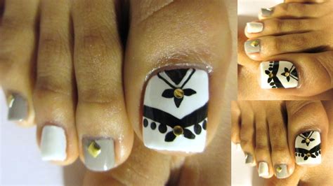 Uñas decoradas con esmalte verde y una uña con detalle de flores y rayas. Uñas decoradas de los pies blanco ,negro /Ideas ...