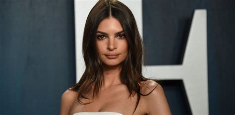 She rose to prominence after appearing in the music video for robin thicke's blurred lines. Emily Ratajkowski: Κατηγορεί τον φωτογράφο Jonathan Leder ...