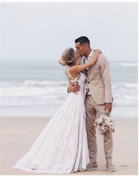 Marquinhos shares an intimate moment with his wife carol after finding out she is pregnant. Carol Cabrino PSG Marquinhos' Wife (Bio, Pics, Wiki)