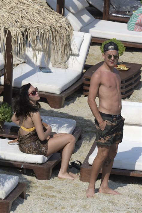 En las últimas horas aparecieron las primeras fotos al natural en la playa. Oriana Sabatini and Paulo Dybala - Mykonos 07/26/2018 ...