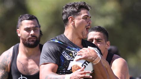 Latrell mitchell hará su tan esperado regreso por lesión cuando lidere al lado de representantes indígenas contra los maoríes en el choque nrl all stars … en un gran impulso para south sydney, el fullback estrella latrell mitchell ha reanudado el entrenamiento de rehabilitación con los rabbitohs. Latrell Mitchell will lead the indigenous war cry on in ...