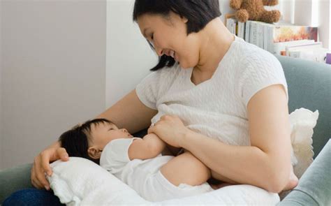 Also, you may check for some general signs and symptoms of breast cancer, although these may or may not be present during breastfeeding (12). Breastfeeding: 5 Tips to Treat Mastitis and Blocked Ducts ...
