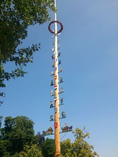 It is traditionally erected on the 1st of may, and every single maypole is uniquely decorated with wreaths. Maibaum Kibo Portal in Kirchheimbolanden Rheinland-Pfalz ...