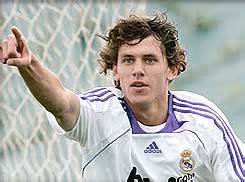 / se formó en la cantera del real madrid y es uno de los mejores delanteros del mundo,pronto volverá a.l real madrid see more. Szalai Ádám bekerült a Real BL-keretébe