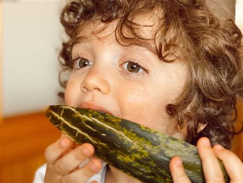 Escrevi esta canção sobre estar longe dos meus filhos nesta época. O que fazer em casa com os filhos? As dicas de Carolina ...