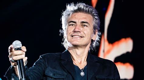 A modo tuo terzo singolo estratto da giro del mondo di ligabueascolta e scarica il brano: Ligabue rompe il silenzio sulla foto del cantante gay ...