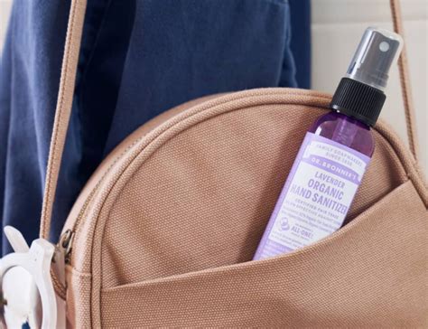 Cara membuat obat gatal tradisional ini yaitu dengan menuangkan susu ke dalam mangkuk, celupkan kain lap putih bersih ke dalam susu dan oleskan pada kulit gatal dan kering selama 5 menit. Rekomendasi Hand Sanitizer yang Nggak Bikin Kulit Kering ...