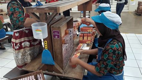 Kecamatan ini merupakan salah satu sentra industri rotan terbesar di indonesia, dan menyerap ribuan tenaga kerja di hampir seluruh desa yang ada di kecamatan plumbon. Aktivitas di pabrik rokok Djarum di kudus. - YouTube