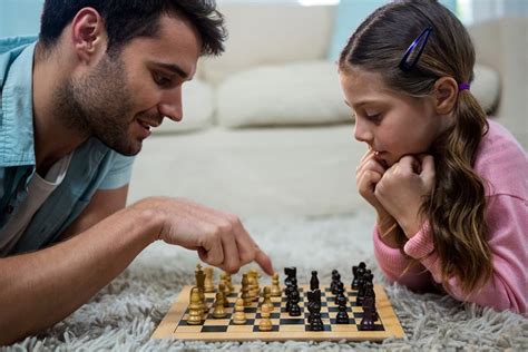 Compartir juegos de mesa en familia es una oportunidad maravillosa de pasar tiempo con nuestros seres queridos. Familia Jugndo Juegos De Mesa Animado - Oxwjq605 R1lgm