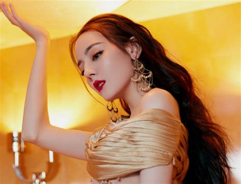 Trên khán đài vang lên một trận xôn xao, loáng thoáng có người nói. Em là niềm kiêu hãnh của anh đối đầu Dư sinh, xin chỉ giáo nhiều hơn