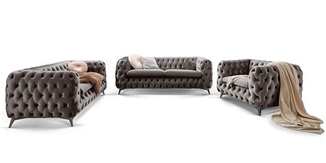 Diese hochwertige chesterfield ledergarnitur zeichnet sich durch eine edle erscheinung der englischen rautenmusteroptik aus. Couch Chesterfield Leder Silber / Steht die anschaffung ...