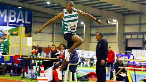 Su mejor puntuación de triple salto fue 17.74m en el campeonato mundial de atletismo de osaka de japón en el año 2007 y en aquel entonces fue el campeón. Nelson Évora sagra-se campeão nacional em Pombal com a ...