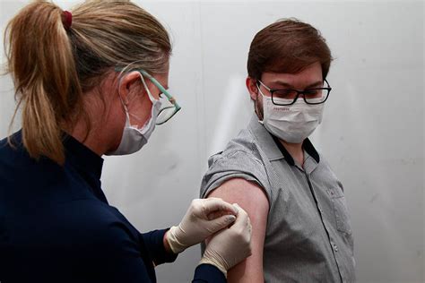 Ele é cultivado e multiplicado numa cultura de células e depois inativado por meio de calor ou produto químico. Vacina para Covid-19 no DF é alento para voluntários com ...