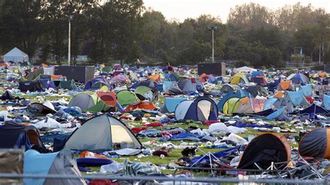 An inexpensive return ticket and a good time pukkelpop, from thursday 20 to sunday 23 august included in hasselt (kiewit). Kimberly Ghistelinck: Mens en lijden: Noodweer op Pukkelpop