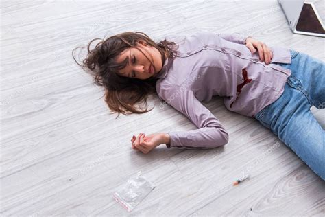 4k00.23closeup ground level view of woman's barefoot feet legs entering indoors room on yoga home mat with hands lifting 45 pound heavy kettlebell for dead lift exercise. Fotos: mujer muerta | Mujer muerta en el piso después del ...