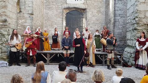 Everyone who ever visited visby during medival week knows this portal gives you 100hp if you pose in it for a picture. "Pilgrimsfärd" - Konsert med Bagad Wisby under ...