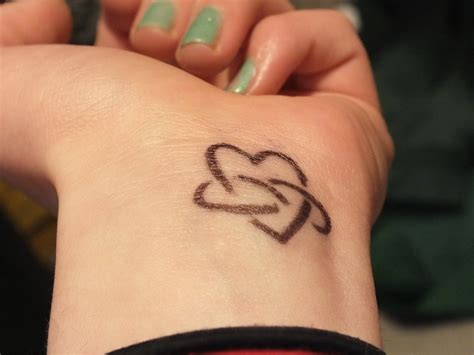 Although they were initially worn by sailors, wrist tattoos for women are more popular today. 25 Wrist Tattoo Ideas For Girls To Choose From - Godfather ...