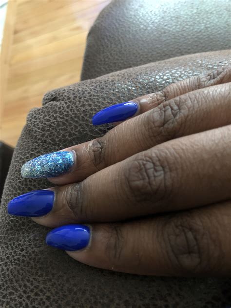I really love how this mani came out! Blue Nails with an Ombré Glitter nail light blue to silver ...