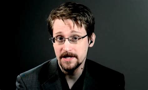 Edward snowden is a 31 year old us citizen, former intelligence community officer and whistleblower. Edward Snowden - "Un virus e dăunător, dar distrugerea ...