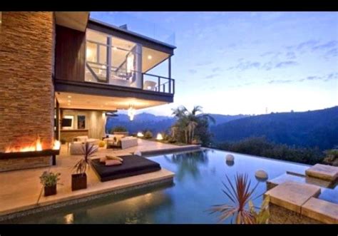 Als sohn von vater larry m. Ashton Kutcher | Celebrity houses, Hollywood hills homes ...